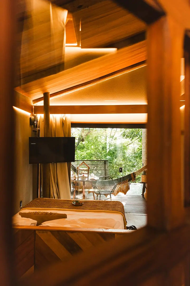 Interior do chalé com vista para a mata