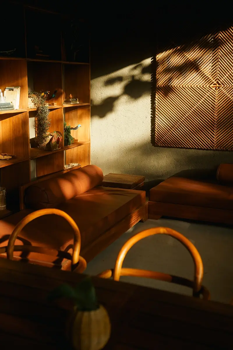 Sala com móveis de madeira e luz baixa