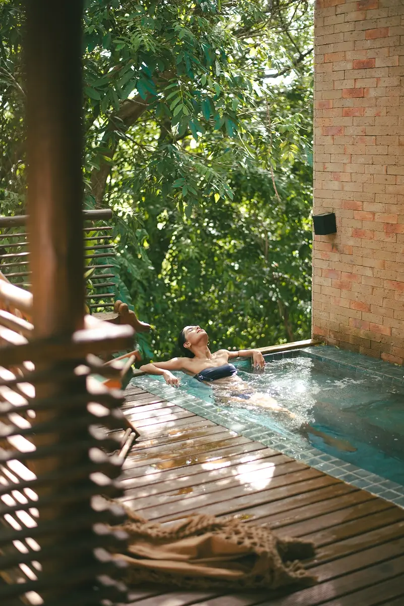 Piscina privativa entre as árvores