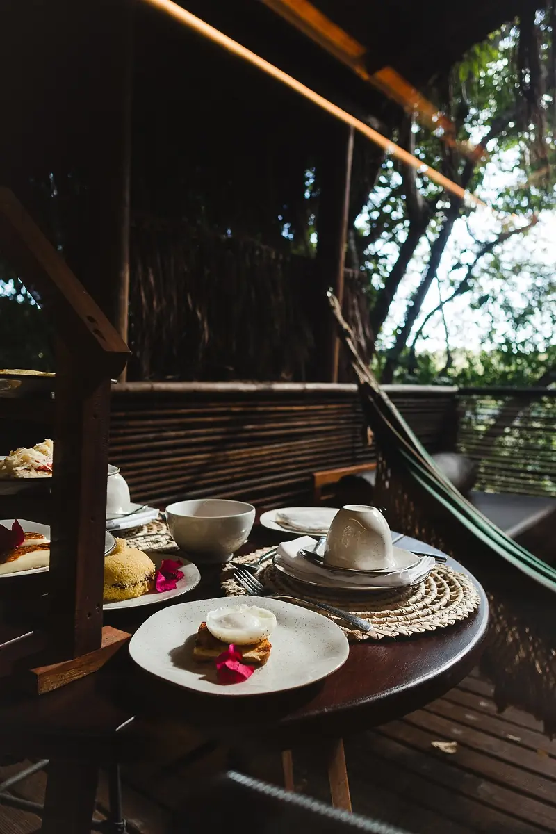 Café da manhã servido na varanda