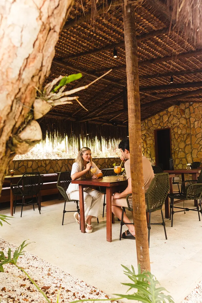 Casal brindando no Bistrô