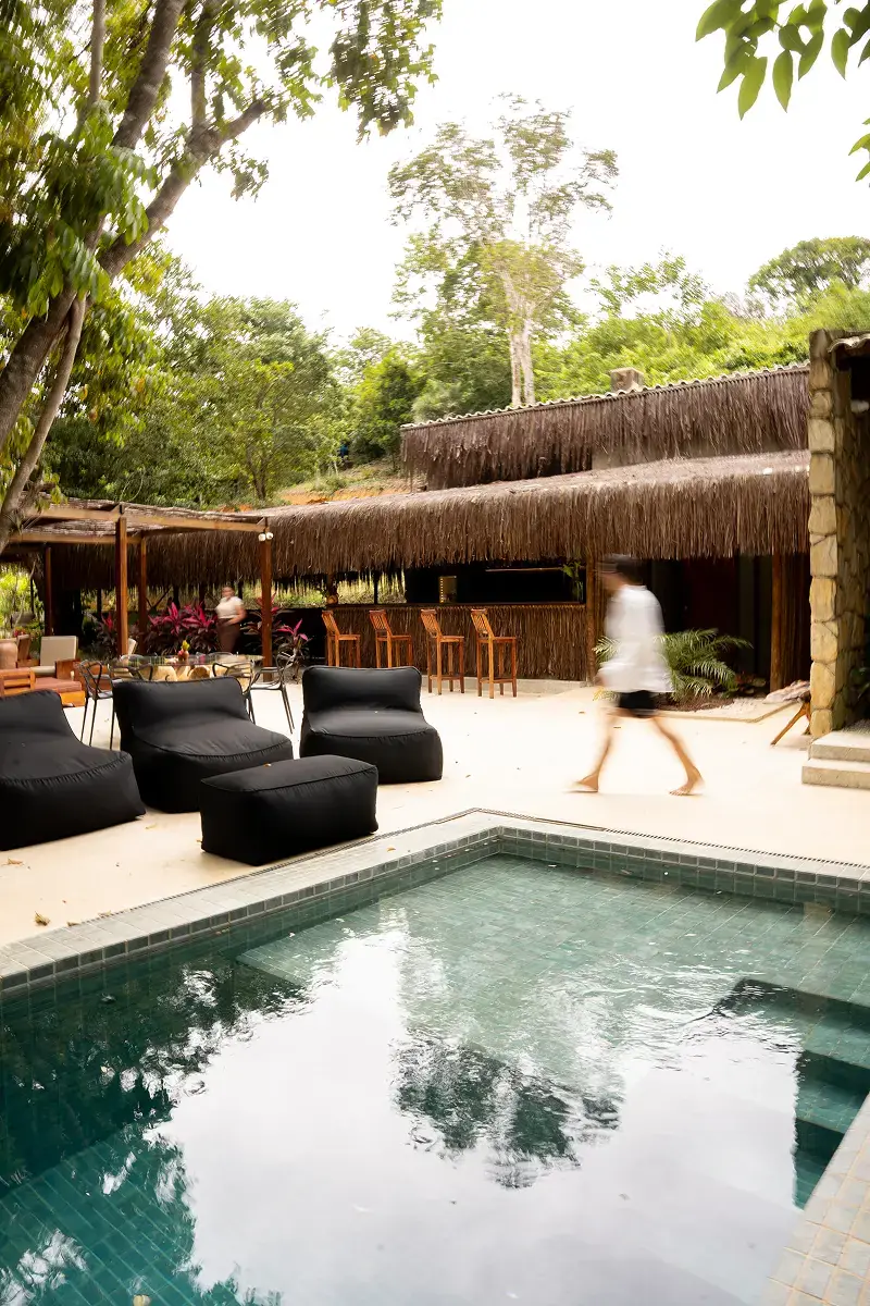 Área da piscina com espreguiçadeiras